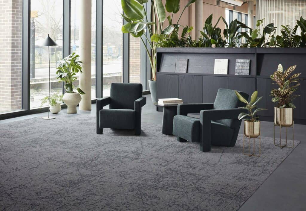 Interface stopt met bitumen backing op tapijttegelcollectie en stapt volledig over op biocomposiet backings