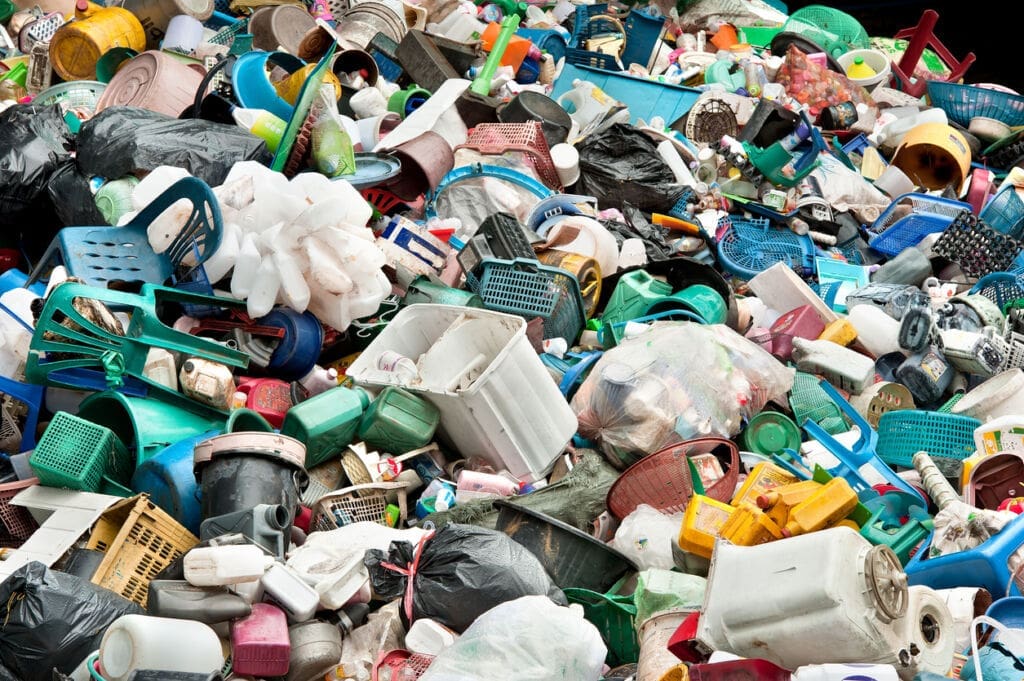 Plastic recyclers in Europa worstelen om genoeg plastic afval binnen te krijgen