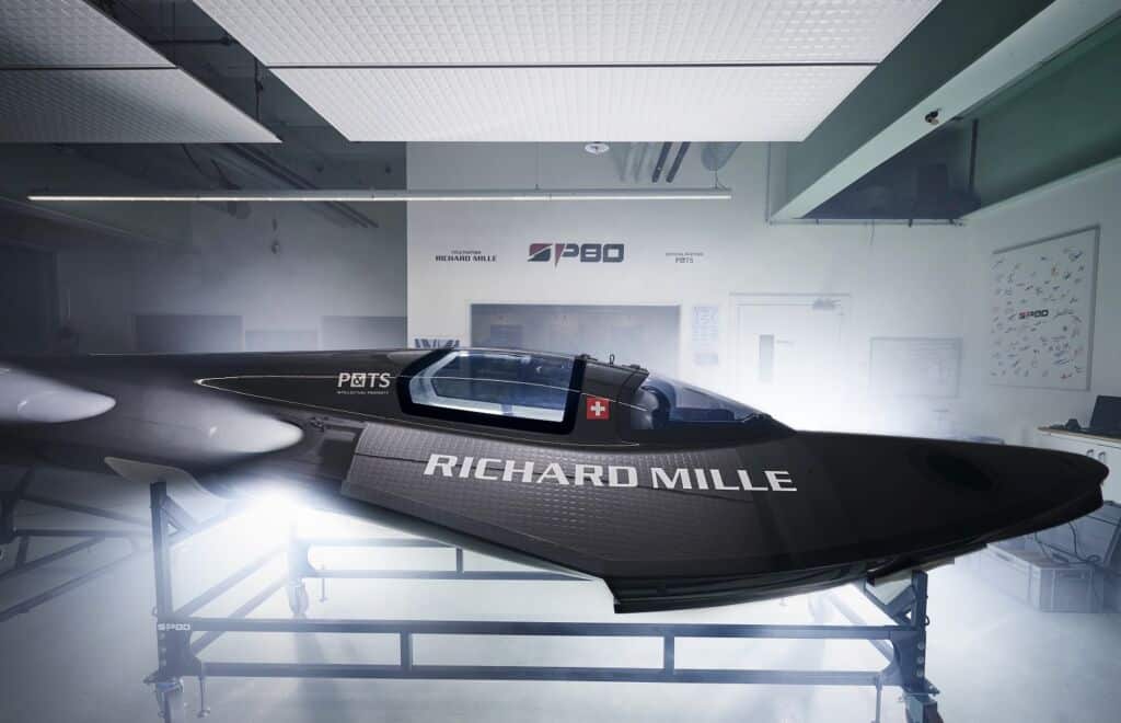 Exolon Group levert polycarbonaatplaten voor de cockpit van Speedboat SP80